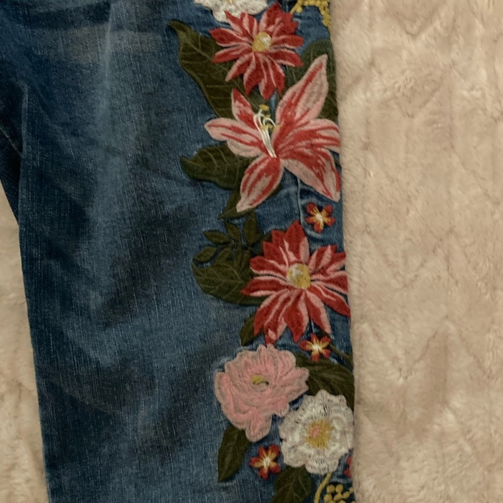 Soho New York & Company Women's Floral Embroidered Blue Jeans Size 6 - Picture 2 of 6